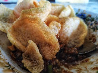 Bir kase tavuk lapası ve kraker.