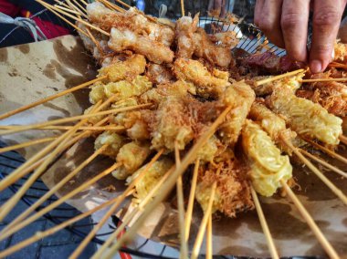 Endonezya 'dan Telur Gulung veya Rolled Egg Popüler Sokak Yemekleri