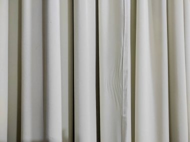 Beyaz bir perdenin minimalist yakın çekimi