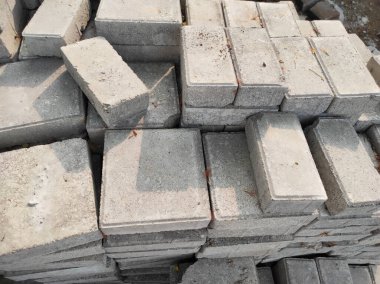 İnşaat için istiflenmiş beton tuğla yığını