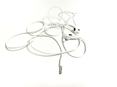 Temiz Beyaz Arkaplanda Beyaz Kablolu Kulaklıklar