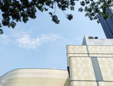 Mavi Gök ile Modern Mimari Bina 