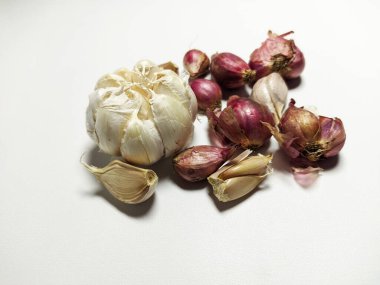 Beyaz Arkaplanda Taze Sarımsak ve Shallots Düzenlemesi