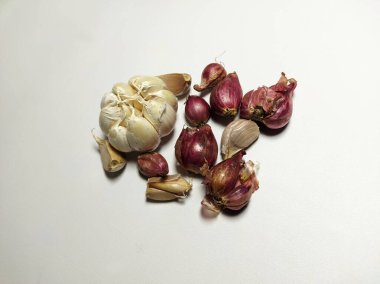 Beyaz Arkaplanda Taze Sarımsak ve Shallots Düzenlemesi