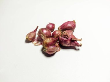 beyaz zemin üzerine taze soğan