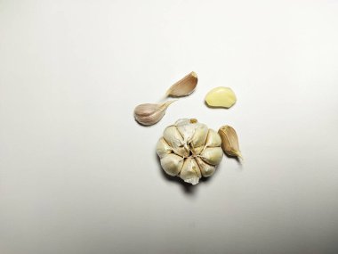 Beyaz arka plan üzerinde karanfil sarımsak ampul