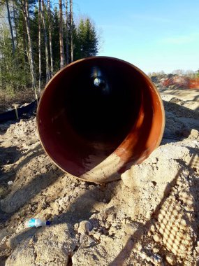 Boru inşaat alanındaki su borusuyla kaplı.