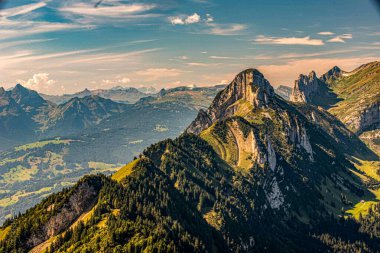 Hoher Kasten patikalı bir dağ zirvesi, bir teleferik.