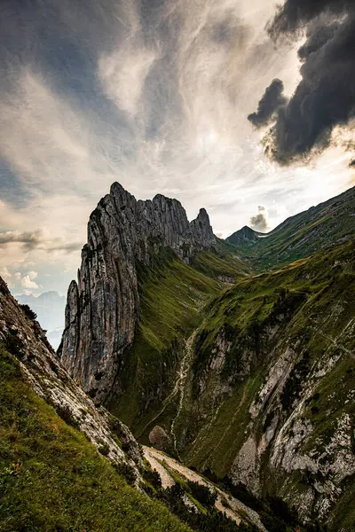 Hoher Kasten patikalı bir dağ zirvesi, bir teleferik, dönen bir restoran ve çarpıcı panoramik manzara..