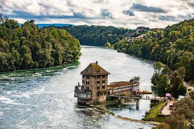 Rheinfall, Avrupa 'nın en büyük ova şelalesi olarak kabul edilir..