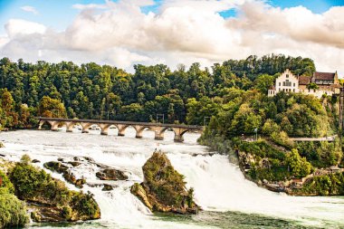 Rheinfall, Avrupa 'nın en büyük ova şelalesi olarak kabul edilir..