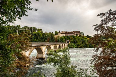 Rheinfall, Avrupa 'nın en büyük ova şelalesi olarak kabul edilir..