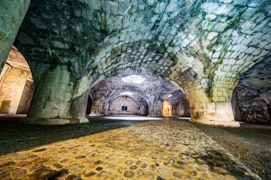 Hoch ber der Stadt und dem Rhein thront. 400 Jahren der Munot..