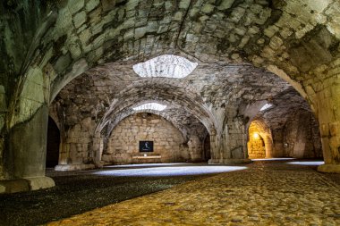 Hoch ber der Stadt und dem Rhein thront. 400 Jahren der Munot..