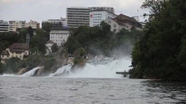 Rheinfall, Avrupa 'nın en büyük ova şelalesi olarak kabul edilir..