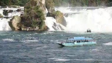 Rheinfall, Avrupa 'nın en büyük ova şelalesi olarak kabul edilir..