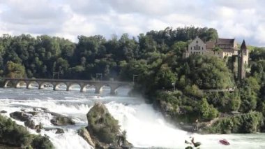 Rheinfall, Avrupa 'nın en büyük ova şelalesi olarak kabul edilir..