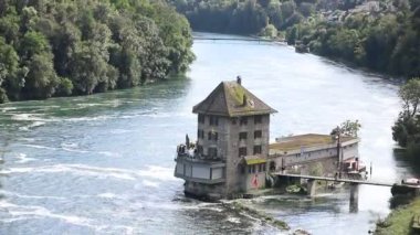 Rheinfall, Avrupa 'nın en büyük ova şelalesi olarak kabul edilir..