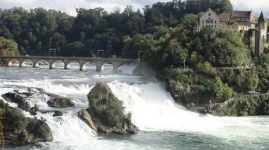 Rheinfall, Avrupa 'nın en büyük ova şelalesi olarak kabul edilir..