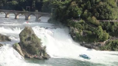 Rheinfall, Avrupa 'nın en büyük ova şelalesi olarak kabul edilir..