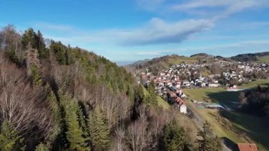  Dağın ortasında büyük bir deresi olan nehir..