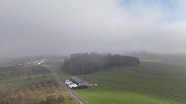  Dağın ortasında büyük bir deresi olan nehir..