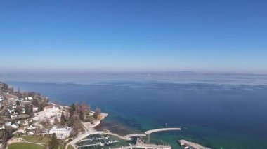 Şehirdeki gölün havadan görünüşü