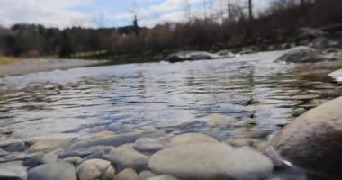 Dağlardaki nehrin güzel manzarası Video 8k