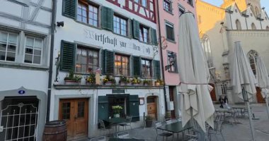 İsviçre 'deki eski kasaba St. Gallen' de yürüyüş turu.