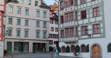 İsviçre 'deki eski kasaba St. Gallen' de yürüyüş turu.