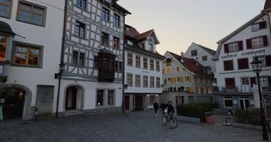 İsviçre 'deki eski kasaba St. Gallen' de yürüyüş turu.