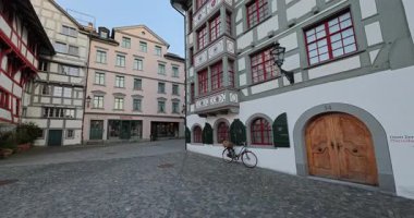 İsviçre 'deki eski kasaba St. Gallen' de yürüyüş turu.