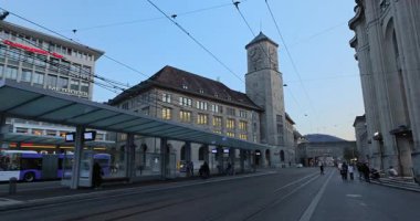 İsviçre 'deki eski kasaba St. Gallen' de yürüyüş turu.