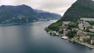 Lugano Gölü 'nün panoramik manzarası Lugano şehrine bakıyor. İsviçre
