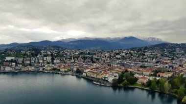 Lugano Gölü 'nün panoramik manzarası Lugano şehrine bakıyor. İsviçre