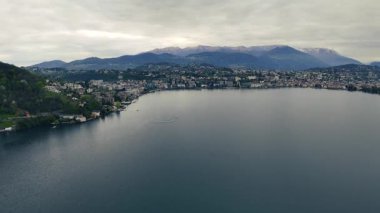 Lugano Gölü 'nün panoramik manzarası Lugano şehrine bakıyor. İsviçre