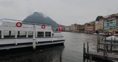 Lugano Gölü ve Lugano şehrinde yürüyüş turu. İsviçre. 8k ultra hd 8 