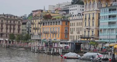 Lugano Gölü ve Lugano şehrinde yürüyüş turu. İsviçre. 8k ultra hd 8 