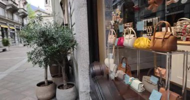 Lugano Gölü ve Lugano şehrinde yürüyüş turu. İsviçre. 8k ultra hd 8 