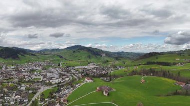 Bir dağ köyü olan güzel bir manzara.