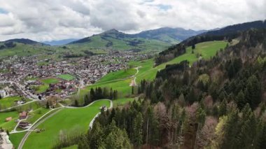 Alplerdeki bir dağ manzarasının havadan görünüşü