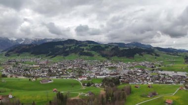 İsviçre Alpleri 'ndeki Alpler' in üzerinde hava manzarası