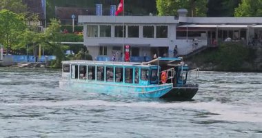 Ormanda güzel bir şelale Rheinfall 8k ultra hd