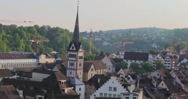 Ormanda güzel bir şelale Rheinfall 8k ultra hd
