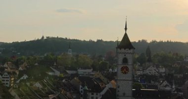 Ormanda güzel bir şelale Rheinfall 8k ultra hd