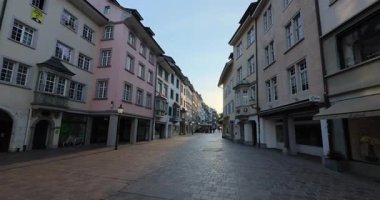 Ormanda güzel bir şelale Rheinfall 8k ultra hd