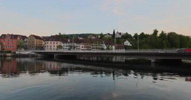 Ormanda güzel bir şelale Rheinfall 8k ultra hd