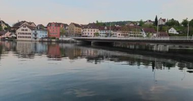 Ormanda güzel bir şelale Rheinfall 8k ultra hd