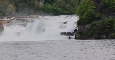 Ormanda güzel bir şelale Rheinfall 8k ultra hd