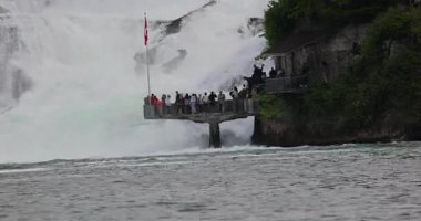 Ormanda güzel bir şelale Rheinfall 8k ultra hd